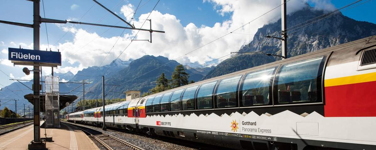 Der Gotthard Panorama Express bei der Abfahrt in Flüelen