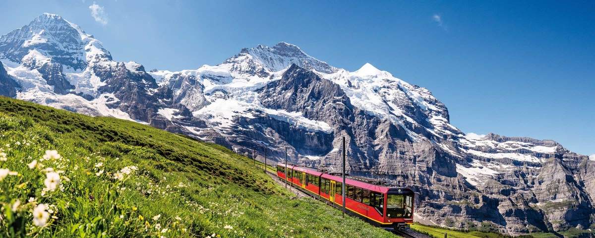 Mit der Zahnradbahn fahren Sie durch die einmalige Gletscherwelt aufs Jungfraujoch
