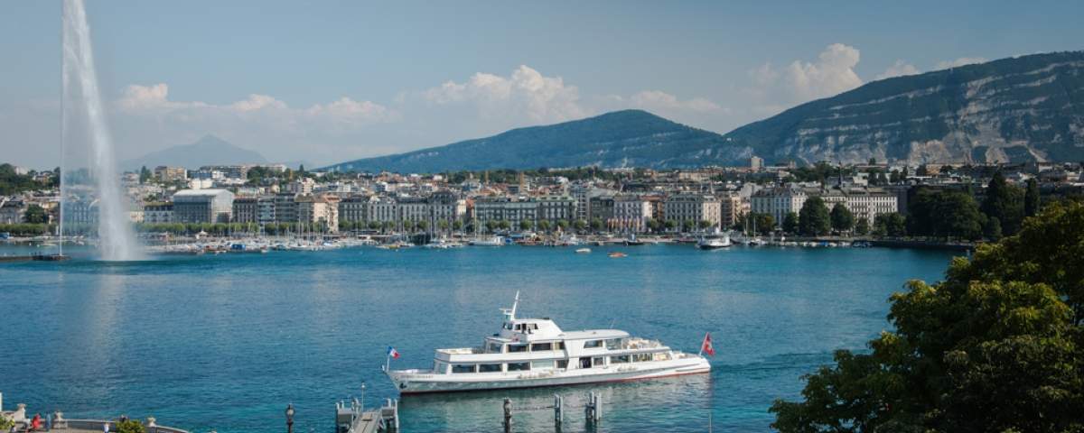 Aussicht auf die Bucht mit Genf im Sommer