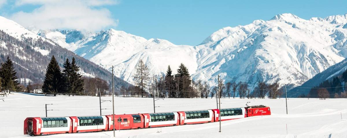 Glacier Express bei der Fahrt durch das Winterwunderland