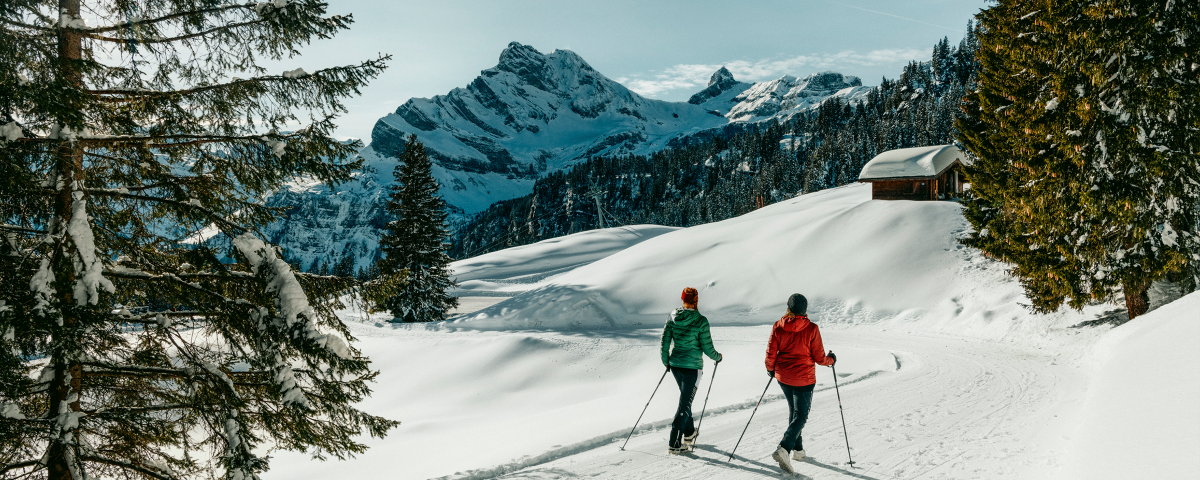 Zwei Winterwanderinnen bei Braunwald, Glarus.