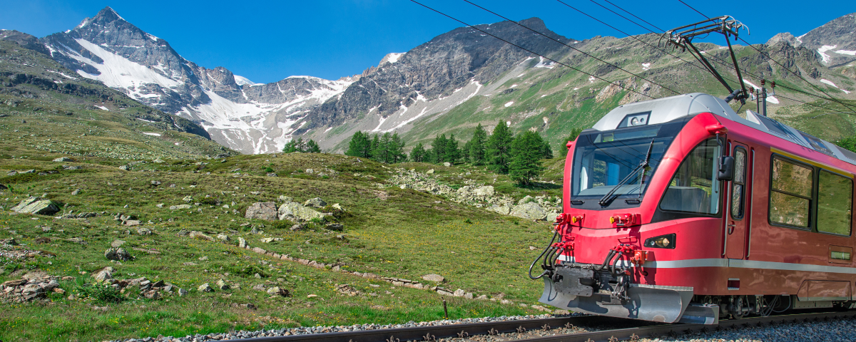 Roter Zug Schweizer Alpen