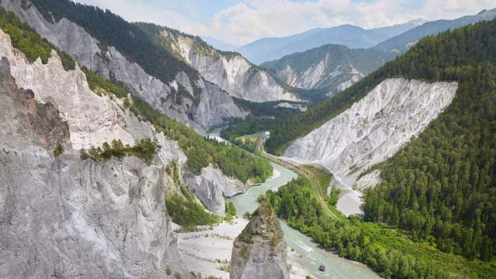 Glacier Express Rheinschlucht im Sommer