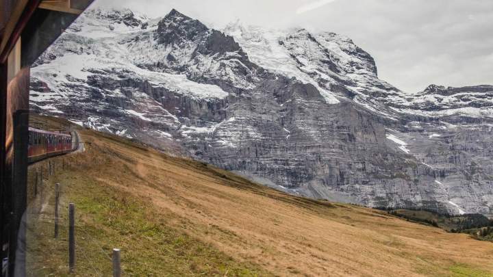 Auf der Grand Train Tour of Switzerland im Zermatt das Matterhorn bestaunen im Sommer 