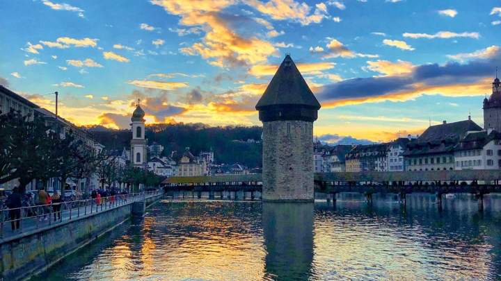 Luzern bei Sonnenuntergang und im Hintergrund die Kappelbrücke