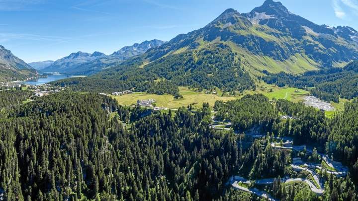 St. Moritz die Malojapassstrasse mit Blick Richtung Engadin