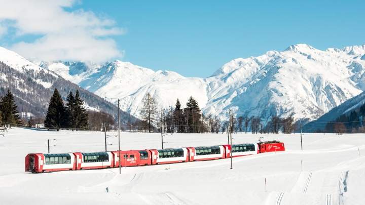 Glacier Express bei der Fahrt durch das Winterwunderland