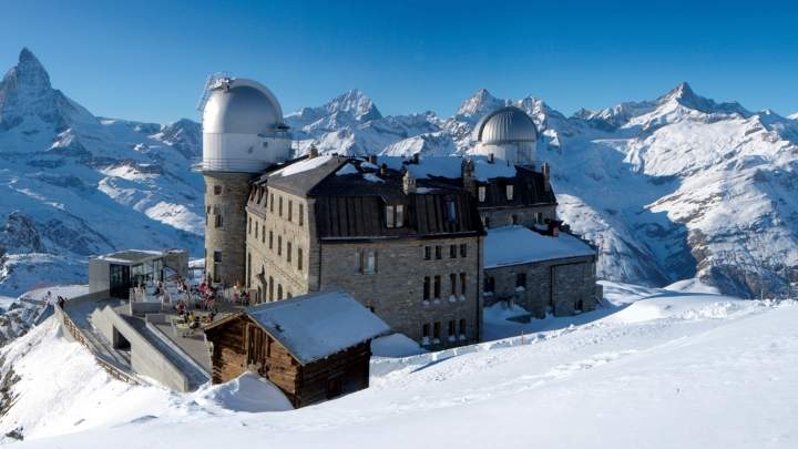 Das Gipfelhotel Kulmhotel Gornergrat in Zermatt im Winter.