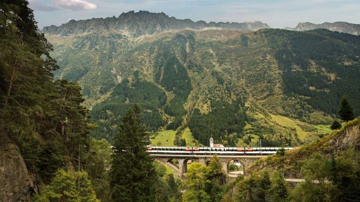 GotthardPanoramaExpress Train 2280x1284
