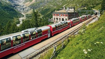 Der Bernina Express auf der Alp Grüm Richtung Poschiavo