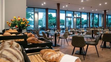 Hotel & Lounge Lago Maggiore restaurant with food