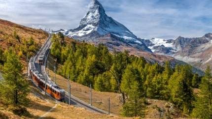 Gornergrat bahn vor Matterhornim sommer