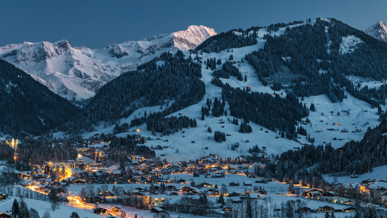 Abendlichter in Gstaad im Winter