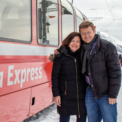 Karl Heinz und Doris vor dem Bernina Express