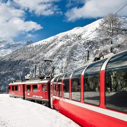 Der Bernina Express bei der Montebello Kurve im Winter