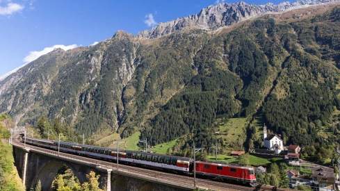 Der Gotthard Panorama Express bei der Fahrt über die historische Bergstrecke
