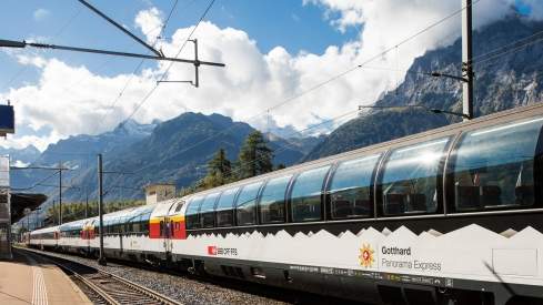 Der Gotthard Panorama Express bei der Abfahrt in Flüelen