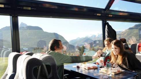 Auf der Grand Train Tour of Switzerland in der Goldenpass Line von Interlaken nach Montreux im Sommer