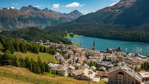St. Moritz mit Sicht auf die umliegenden Berge und Seen