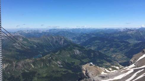 Aussicht von Glacier 3000 im Sommer