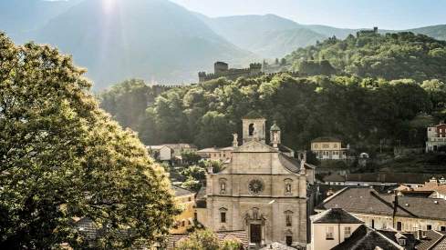 Ausblick über Bellinzona mit Kirche und Burgen im Sommer