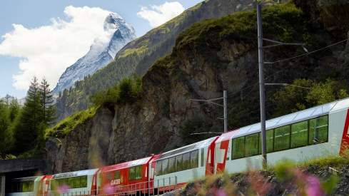 Der Glacier Express vor Zermatt