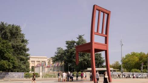 Broken Chair auf dem Platz der Nationen in Genf
