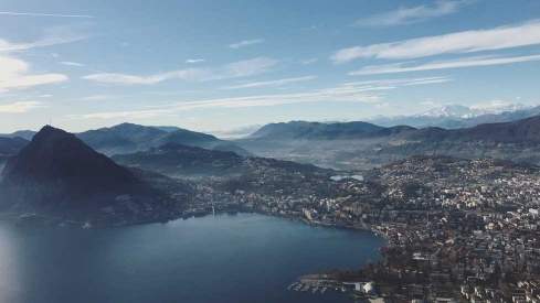 Aussicht von San Salvatore auf Lugano im Sommer