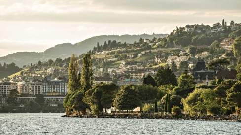 Seepromenade von Montreux am Genfersee mit dem GoldenPass