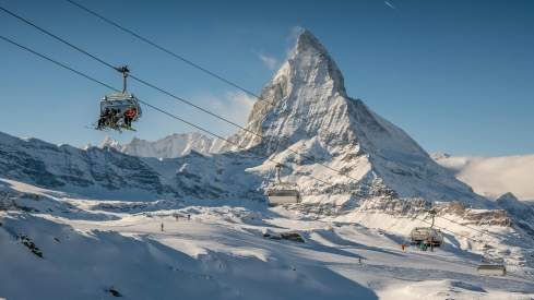 Zermatt Skifahren mit Matterhorn im Hintergrund