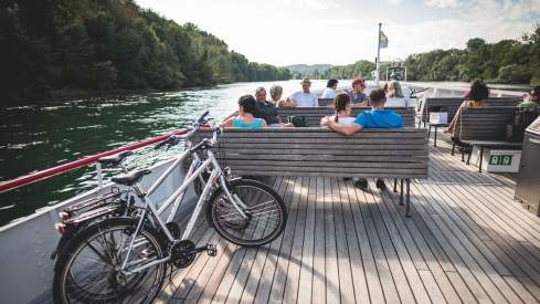Eine Schifffahrt auf dem Rhein bei Stein am Rhein im Sommer
