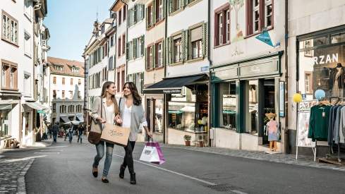 Eine ausgedehnte Shoppingtour durch Basel im Sommer