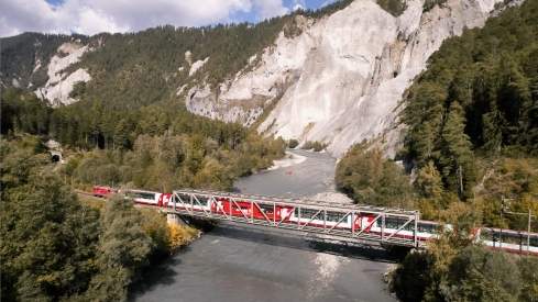 Der Glacier Express in der Rheinschlucht. 