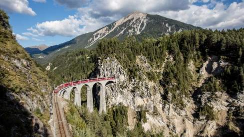 Bernina Express auf dem weltbekannten Landwasserviadukt