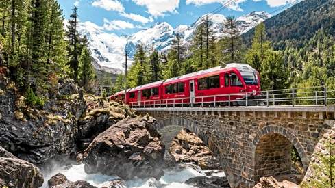 Der Bernina Express im Sommer vorbei am Morteratschgletscher