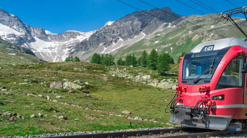 Roter Zug Schweizer Alpen