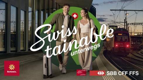 Swisstainable unterwegs - Paar mit Koffer am Bahnhof