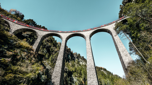 Alvra articulated train Landwasser viaduct